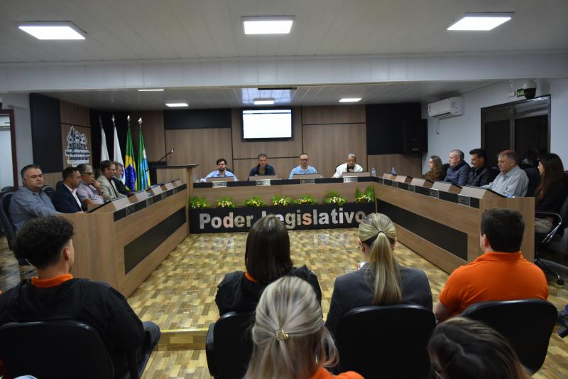 Câmara aprova três projetos de lei e entrega Moção de Aplausos à Cresol pelos 30 anos de atuação em Laranjeiras do Sul